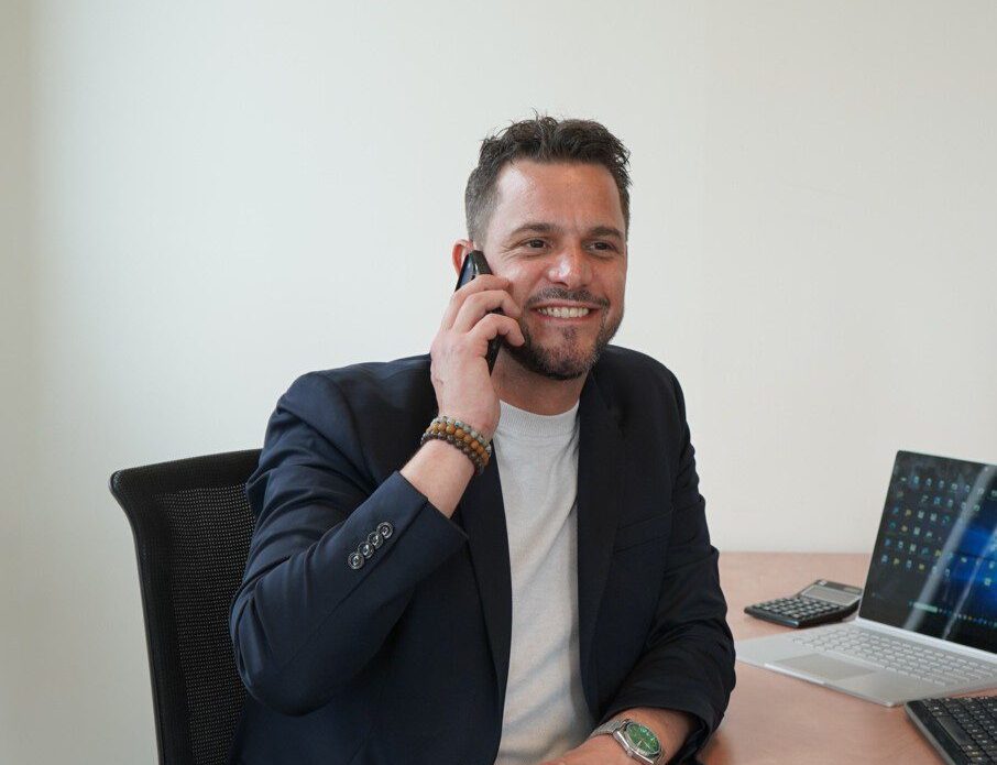 Rob Wijnands belt buiten met een tablet in de hand
